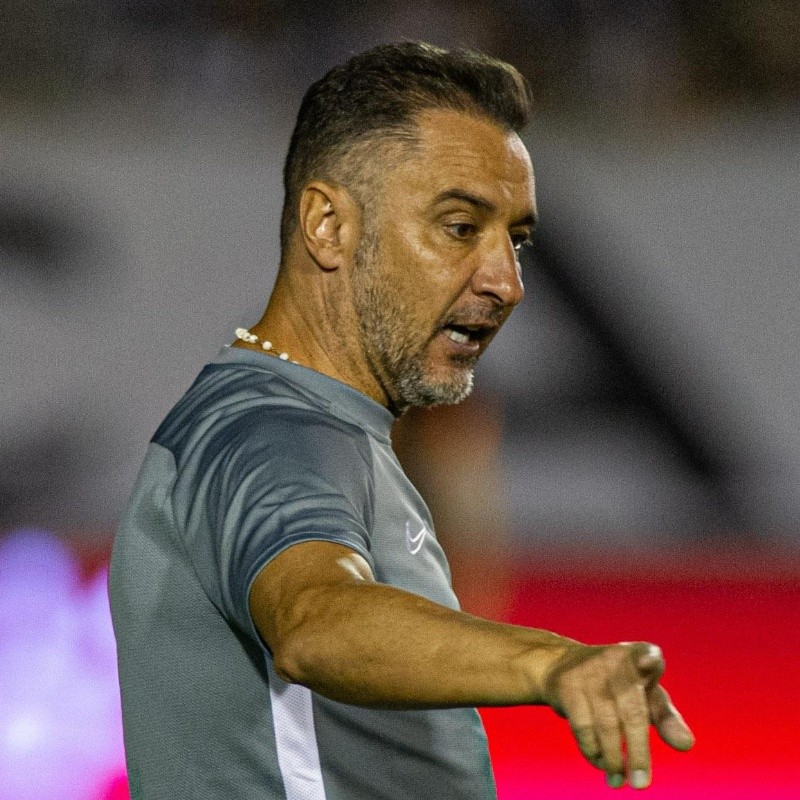 Vítor Pereira é cobrado por 'sumiço' de defensor no Corinthians