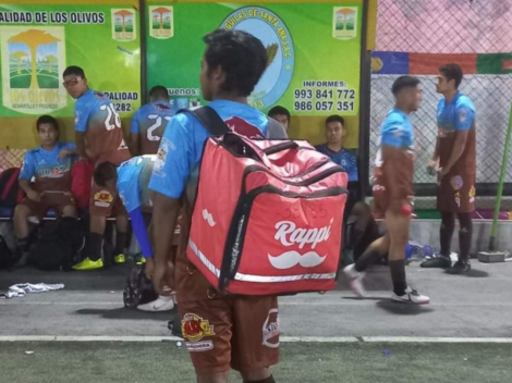 Futbolista de Copa Perú fue captado realizando 'delivery' durante el entretiempo de su partido