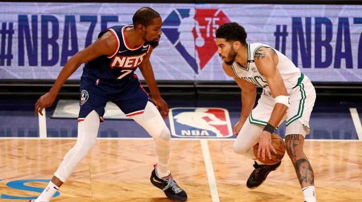 Jayson Tatum ante Kevin Durant. (Elsa/Getty Images)