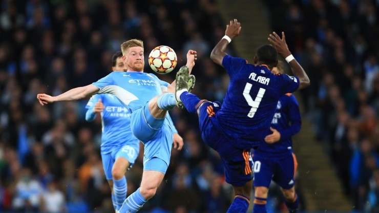 Kevin De Bruyne ante David Alaba.