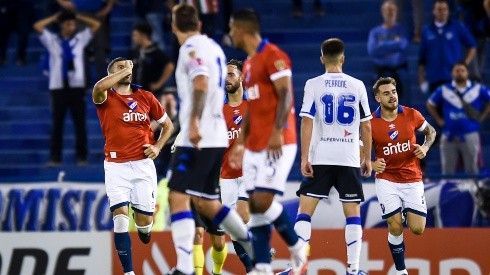 Nacional se lo dio vuelta a un Vélez que quedó con un pie afuera