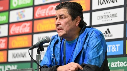 Luis Fernando Tena en la conferencia previa al partido contra México.