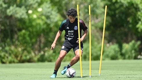 Jonathan Gómez en entrenamiento de México para el partido contra Guatemala.