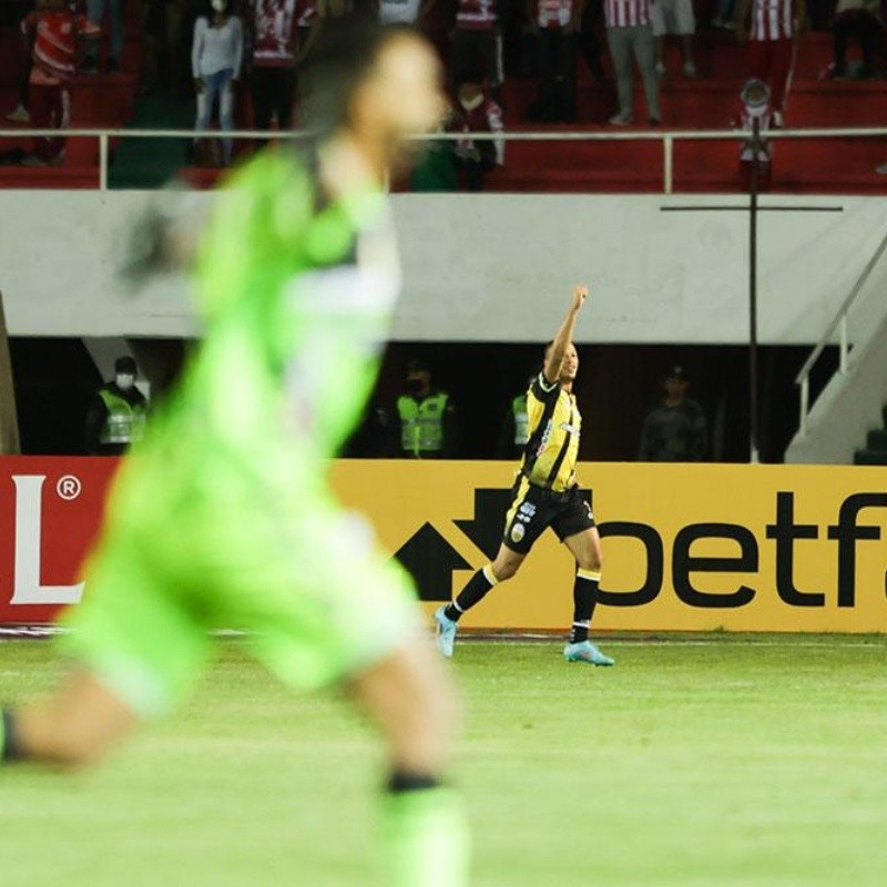 ¿Gol de arco a arco?: blooper tremendo de Independiente Petrolero ante Táchira