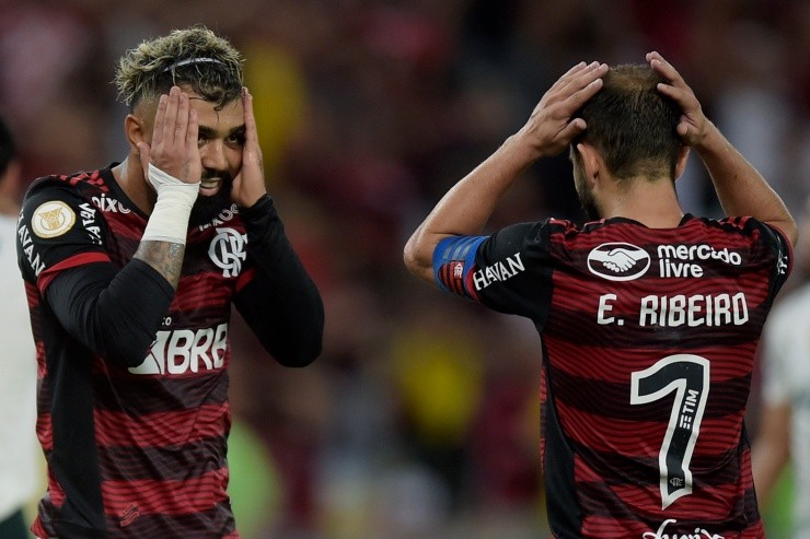 Michael, compañero de Mauricio Isla en el @flamengo, sorprendió con este  particular corte de pelo en el partido por la Copa de Brasil ante…