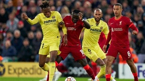 Acción de juego entre Liverpool y Villarreal.