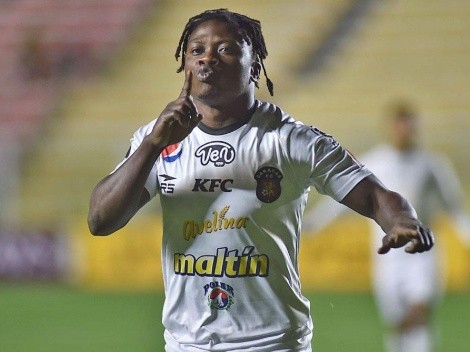 Jugador de The Strongest pifió horrible y le regaló un gol a Caracas