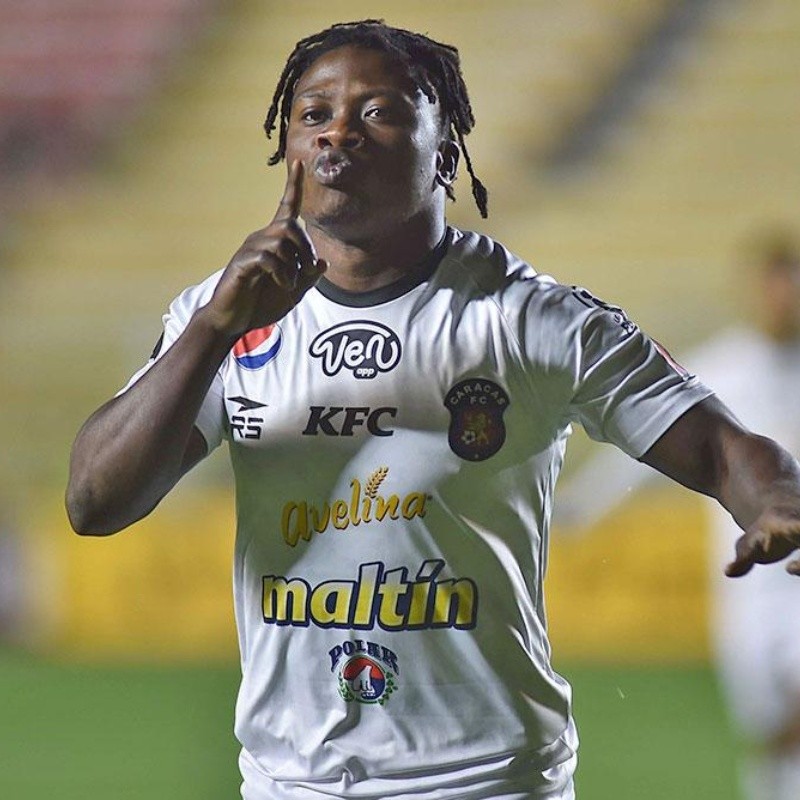 Jugador de The Strongest pifió horrible y le regaló un gol a Caracas