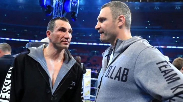 Wladimir y Vitali Klitschko, hermanos unidos luego de la pelea con Anthony Joshua en 2017 en Londres (Getty)