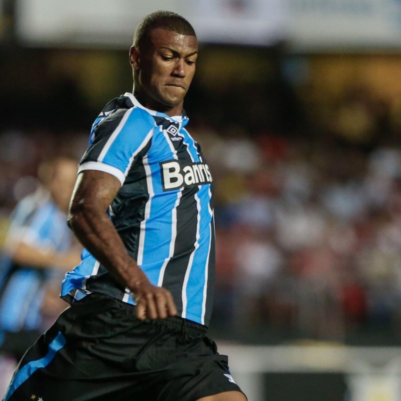 Após sondar Walace, ex-Grêmio, Internacional fecha contratação de outro volante