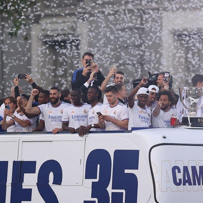 Las mejores imágenes de los festejos de los hinchas de Real Madrid en Cibeles