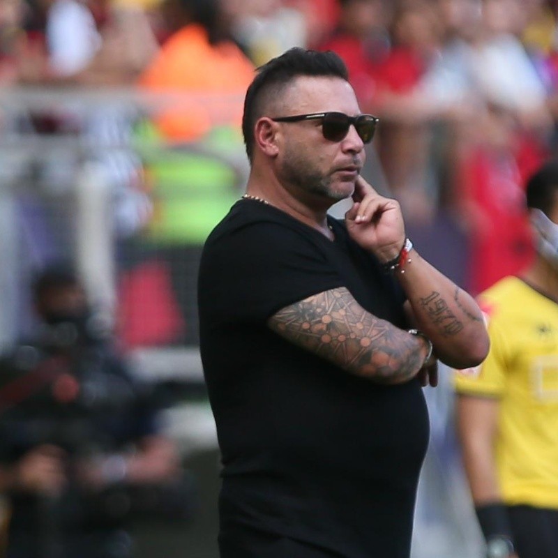 Com duas baixas, Mohamed quebra cabeça para montar equipe para clássico contra o América