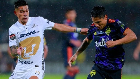 Favio Alvarez (L) of Pumas fights for the ball with Raul Ruidiaz (R) of Seattle Sounders