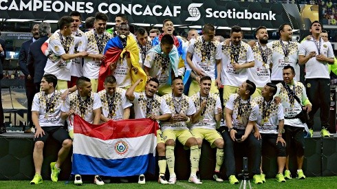 El plantel del América en el festejo por la obtención de la Concacaf Champions League 2015/2016.