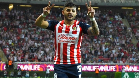 Alexis Vega extendió su vínculo con Chivas.