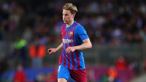 Frenkie De Jong of FC Barcelona runs with the ball