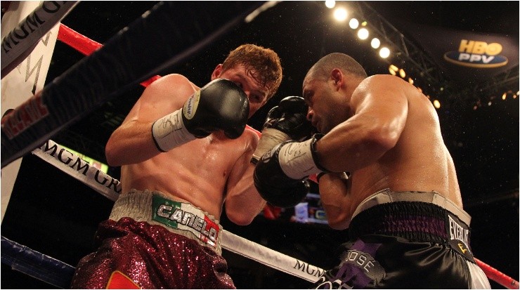Cotto and Alvarez exchanging blows during their clash. (Jed Jacobsohn/Getty Images)