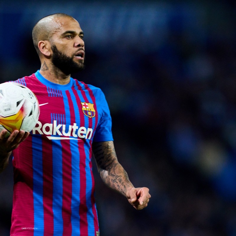 Aos 39 anos, Daniel Alves bate recorde antigo e se torna