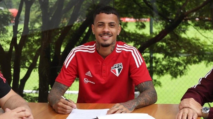 Foto: (Twitter Oficial São Paulo/Rubens Chiri/Saopaulofc.net/Divulgação) - Diego Costa assinou um novo contrato com o São Paulo neste sábado (7)