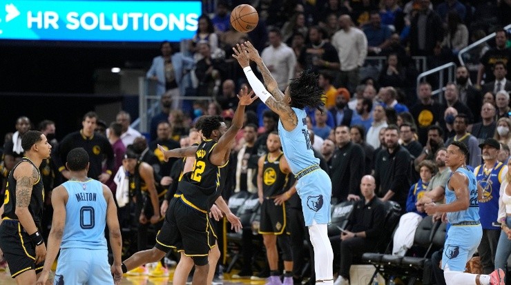 Ja Morant lanza un triple de mitad de cancha. (Thearon W. Henderson/Getty Images)