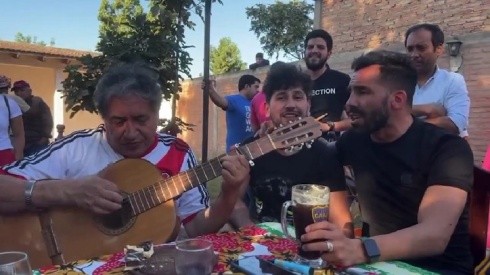 Puro disfrute: el video viral de Tevez tomando fernet y cantando folklore con un hincha de River