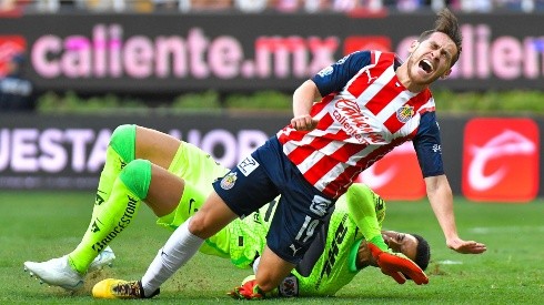 Jesús Angulo sufre importante lesión en el Chivas - Pumas.