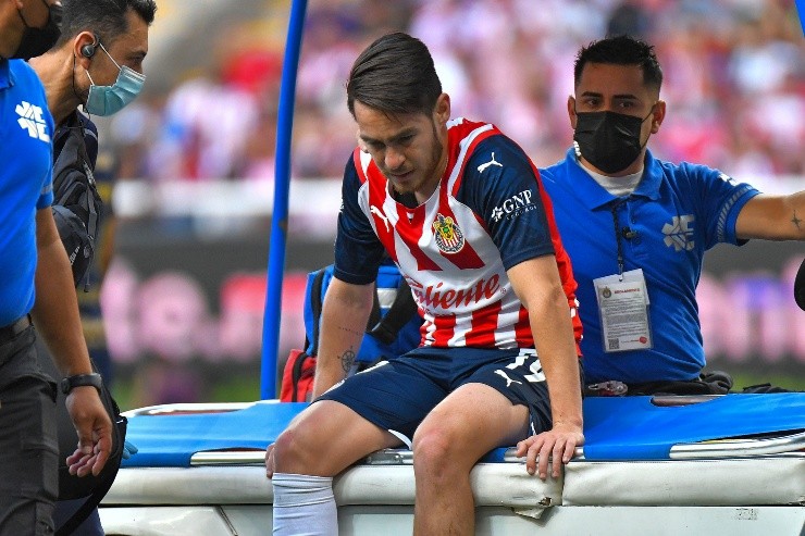 Angulo se retira en camilla del campo de juego. Créditos: Imago7