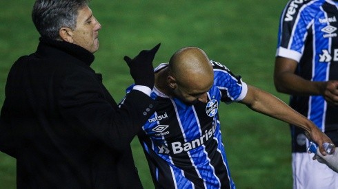 Foto: Fernando Alves/AGIF - Thaciano abraça Renato Portaluppi em época que ainda defendia o Grêmio