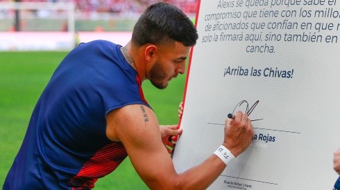 Alexis firmó con Chivas hasta el 2024