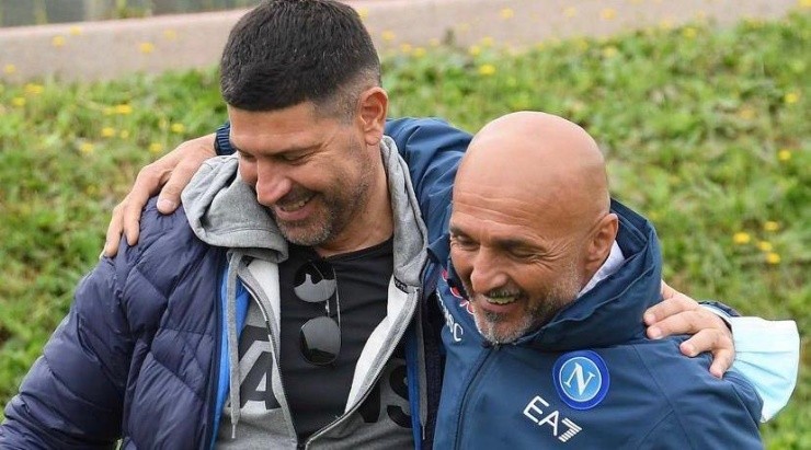 Roberto Sosa junto a Luciano Spalletti, el entrenador del Napoli. @RobertoSosaPampa9