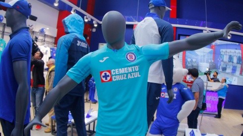 Una de las últimas playeras alternativas de Cruz Azul diseñadas por Joma.