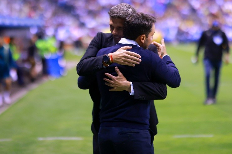 El saludo de compatriotas entre Ortiz y Larcamón. Créditos: Getty Images