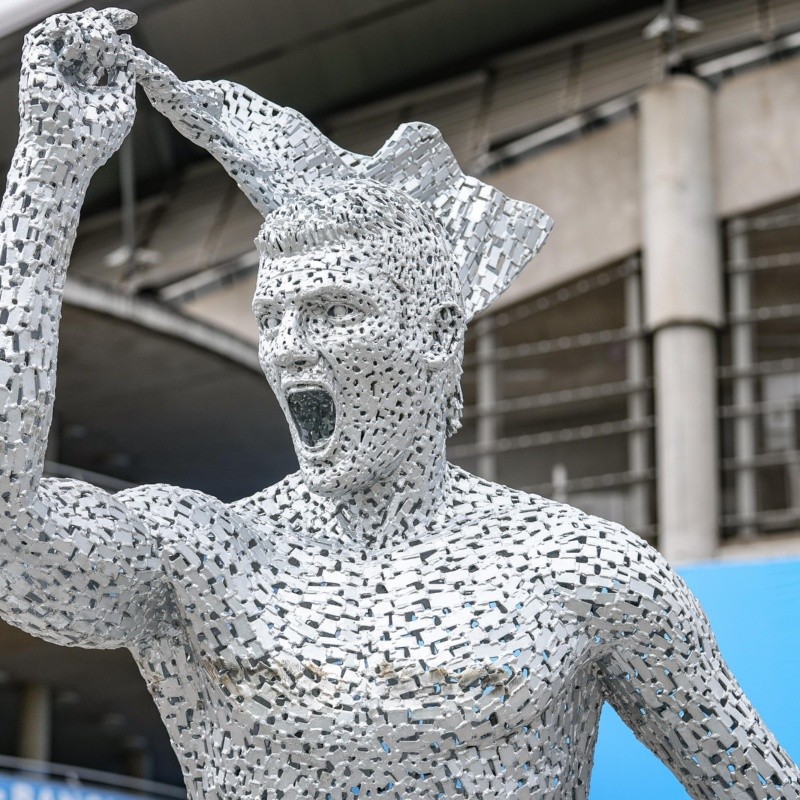 Manchester City develó la estatua del Kun Agüero