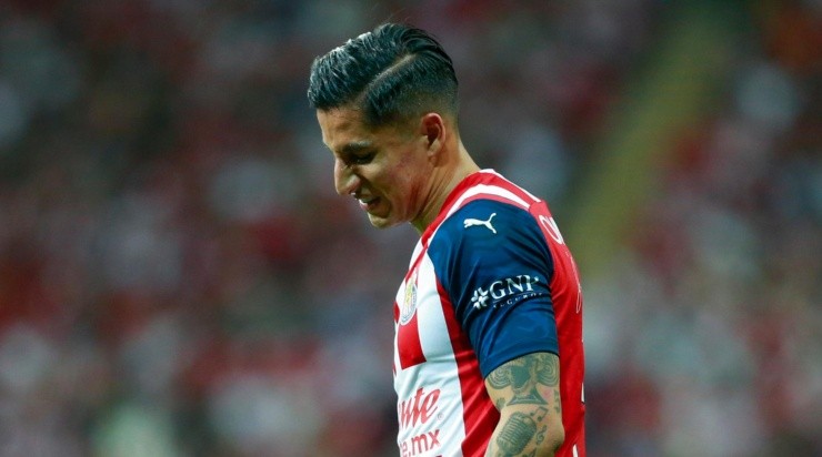 GUADALAJARA, MEXICO - MAYO 12: Carlos Cisneros del Chivas en lamento durante el juego de ida de los cuartos de final del Torneo Clausura 2022 de la Liga BBVA MX en el Estadio AKRON el 12 de mayo de 2022 en Guadalajara, Mexico. (Foto: Alfredo Moya/JAM MEDIA)