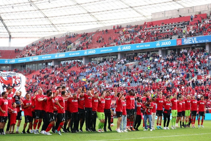 Aránguiz y su Leverkusen celebran el cierre de temporada | Foto: Getty Images 