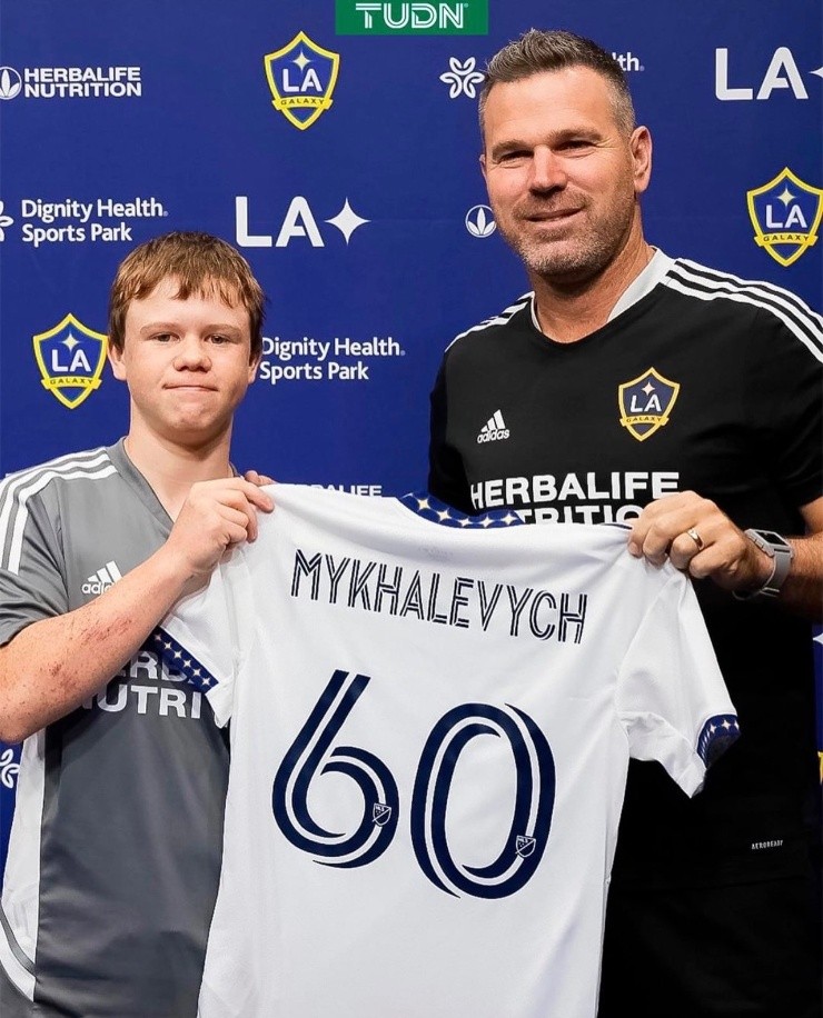 Matvei vivió un día como jugador de Los Angeles. Créditos: TUDN