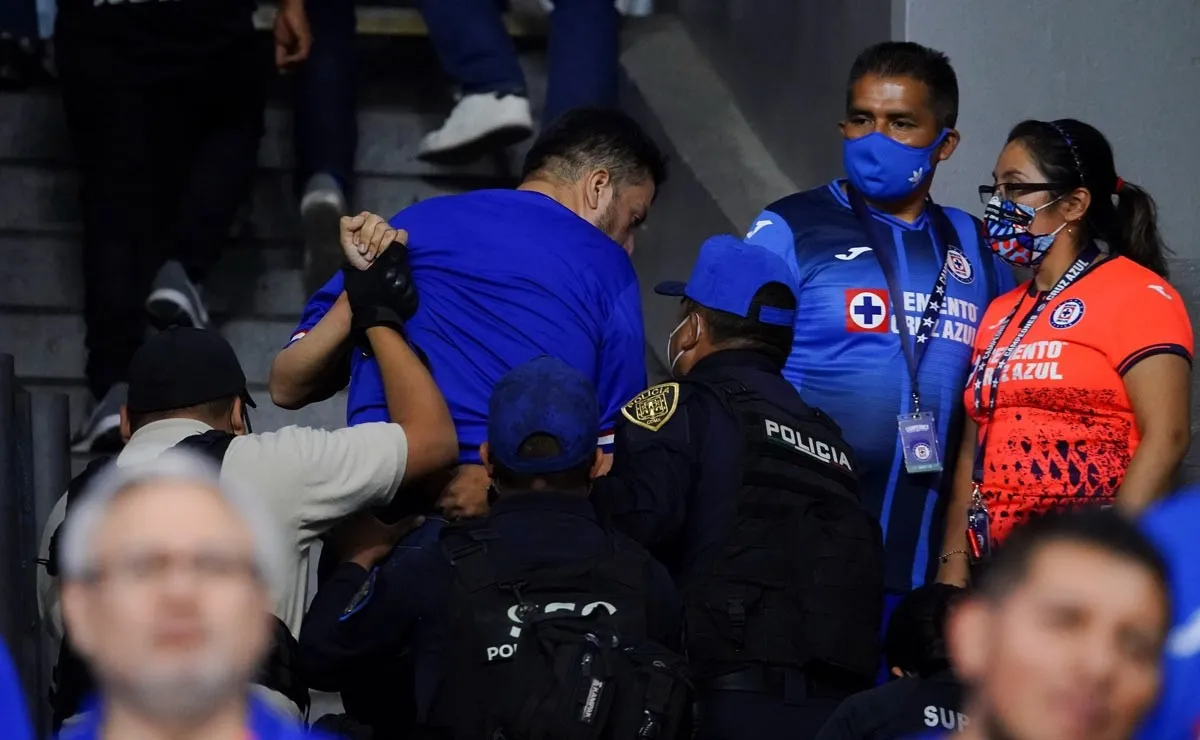 ¡Por peleoneros! Expulsan a aficionados en el Cruz Azul vs Tigres