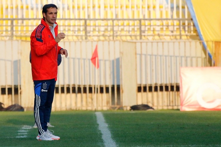 El estratega de los Azules le cayó al juez del encuentro | Foto: Agencia Uno 