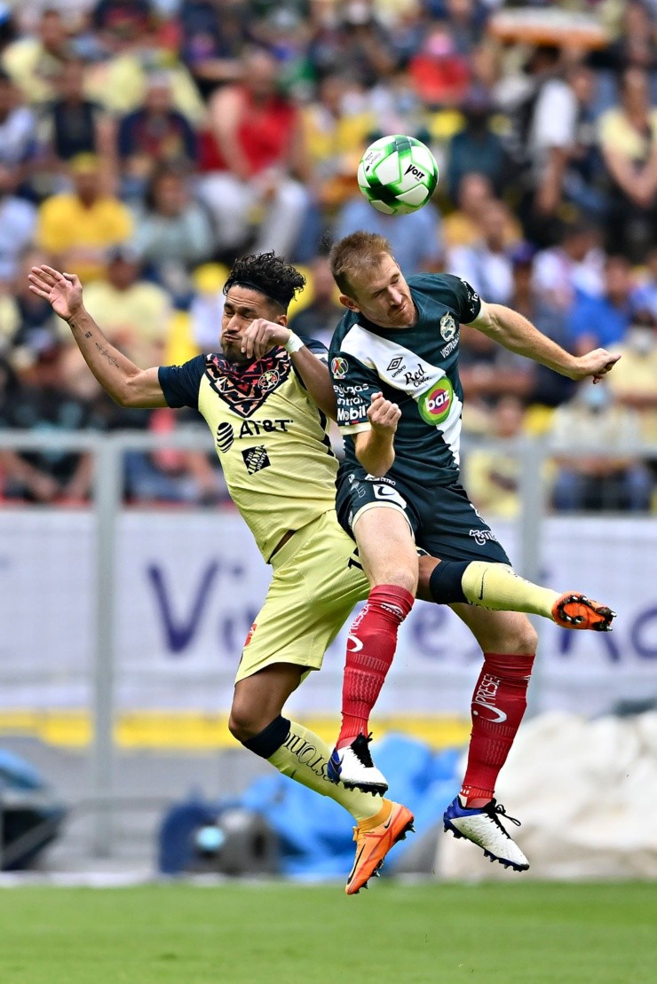 Valdéz disputa el balón ante Fernando Aristeguieta. Créditos: Imago7