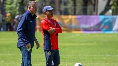 Peláez se mantiene en conversaciones con varios técnicos extranjeros para las Chivas