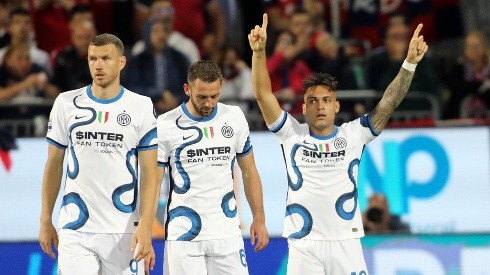 Lautaro Martínez festejando el primer gol de su doblete.