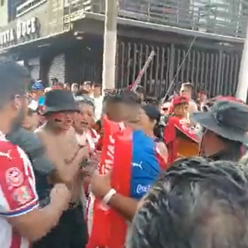 VIDEOS: Barra de Atlas le pega a aficionado de Chivas