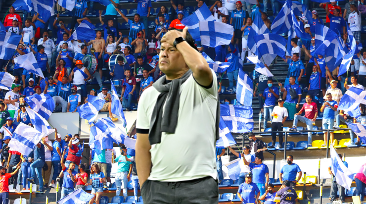 Aficionados de Cruz Azul arremeten contra Reynoso. (Imago 7)