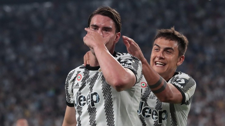 Vlahovic y Dybala celebrando la apertura del marcador.