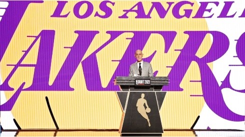 Adam Silver anuncia la selección de los Lakers en el Draft 2021.