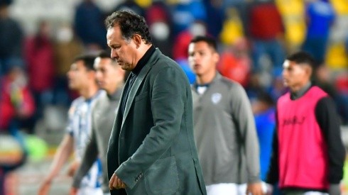 El entrenador peruano tendría las horas contadas en Cruz Azul