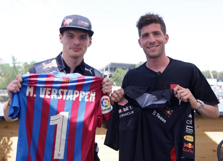Verstappen intercambió camisetas con Sergi Roberto. Créditos: @Redbullracing