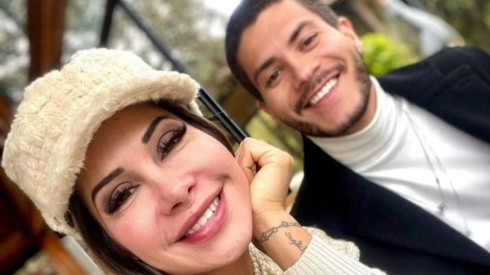 Reprodução/Instagram oficial de Arthur Aguiar - Arthur posa ao lado de sua esposa, Maíra Cardi.