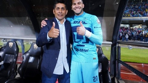 Julio González con Jorge Campos