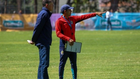 Cadena junto a Ricardo Peláez en un entrenamiento de Chivas.